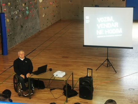 Vozim, vendar ne hodim (3)